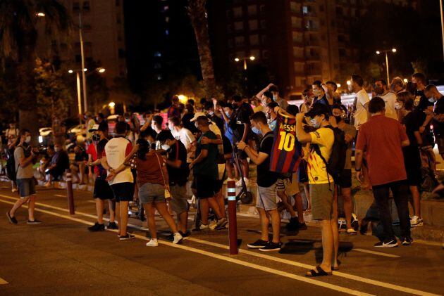 Aficionados pidiendo la dimisión de Bartomeu en el Camp Nou