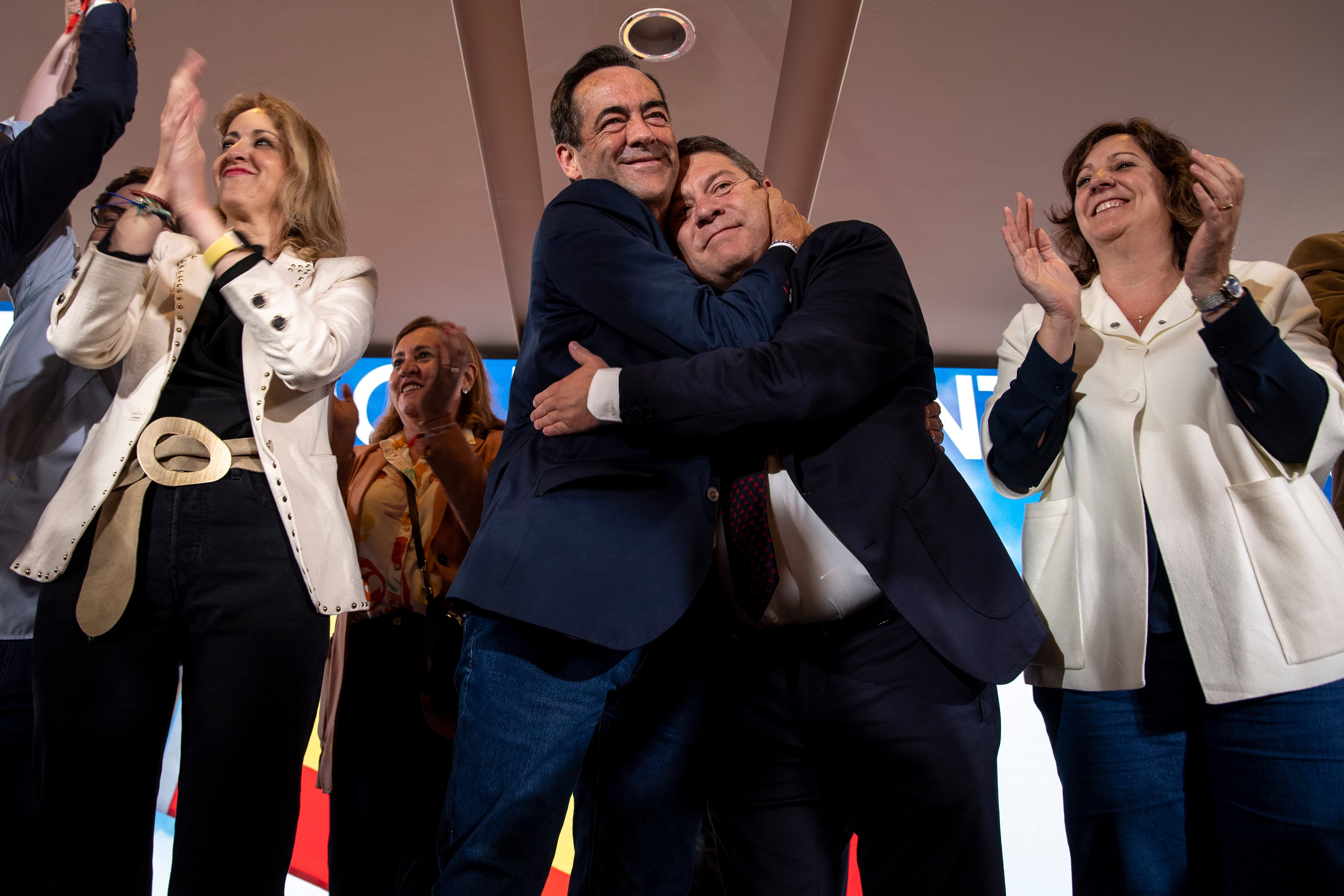 TOLEDO (CASTILLA-LA MANCHA), 29/05/2023.- El candidato a la presidencia de Castilla La Mancha, Emiliano García-Page (d) acompañado por el expresidente José Bono, celebra su victoria en las elecciones celebradas hoy Domingo. EFE/ Ismael Herrero
