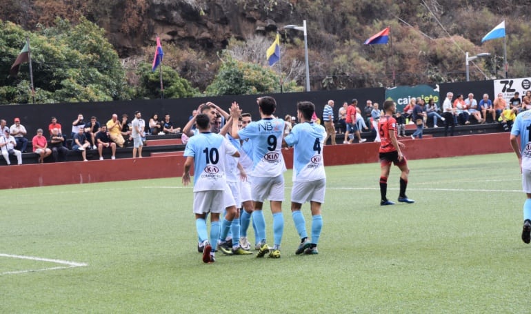 Los jugadores del Compostela celebran el primer gol, marcado por Aythami, ante el Mensajero