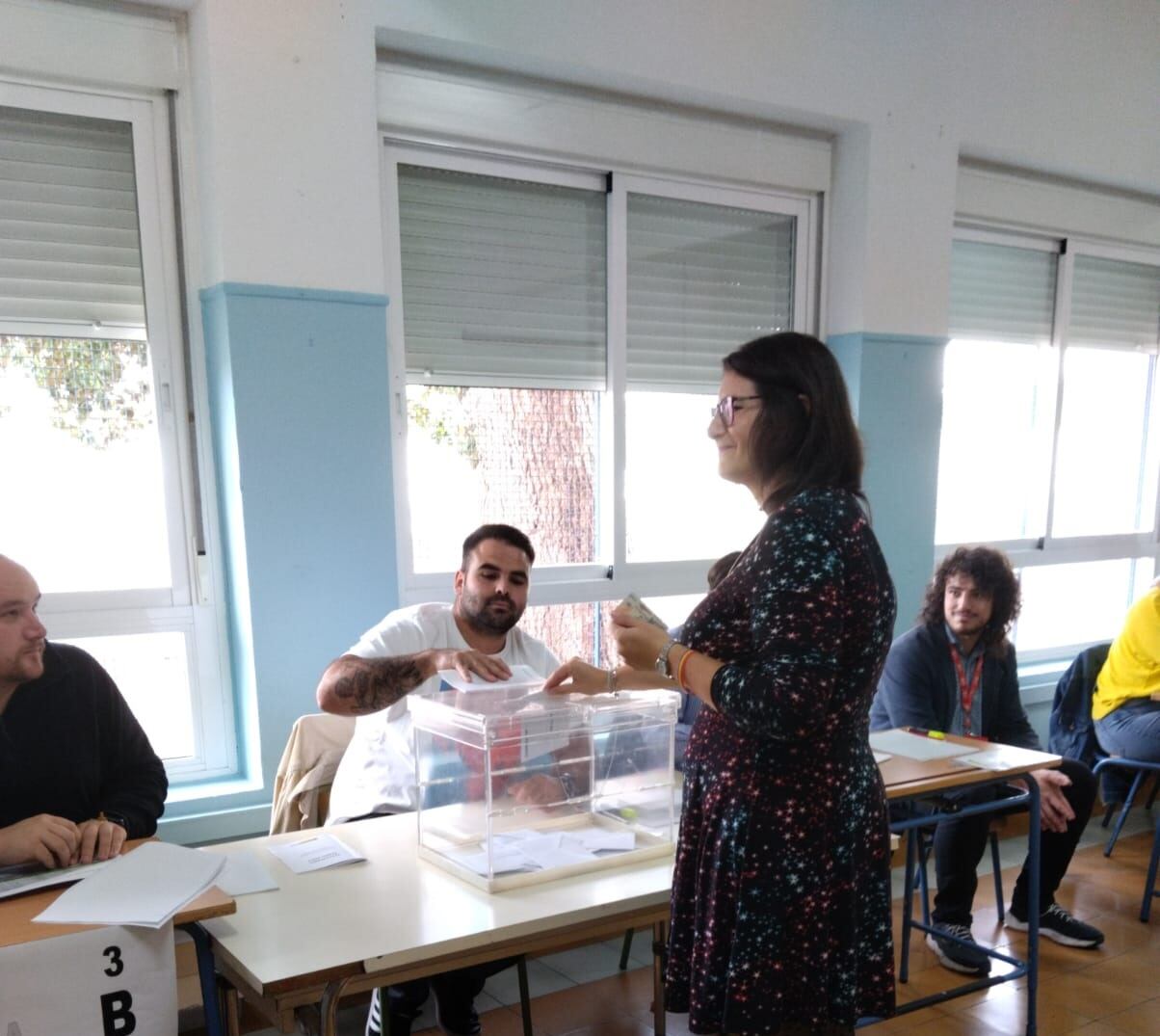 Carmen Soria ejerce su derecho al voto como candidata del partido 'Para la Gente' de Jaén