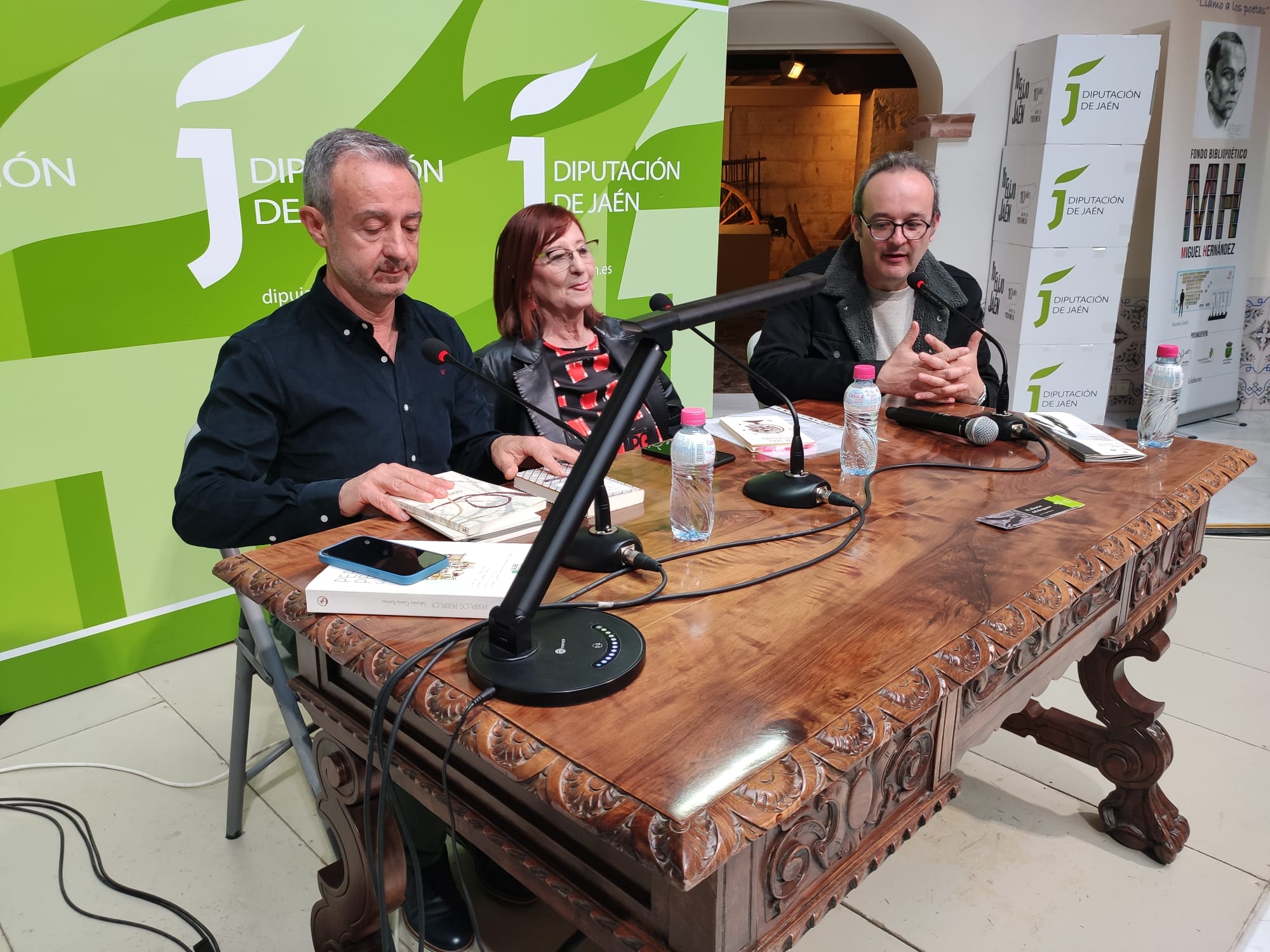 Los poetas Salvador García y Mónica Doña junto al coordinador de la Semana Internacional de la Poesía de Jaén, Juan Carlos Abril