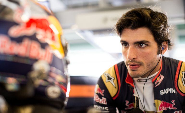 Carlos Sainz, pensativo en su box durante los entrenamientos de Abu Dhabi