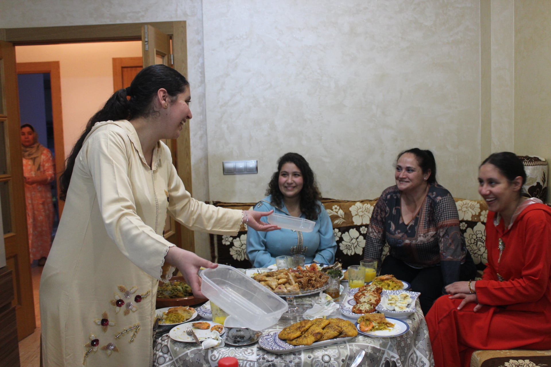 Souhaila prepara un tupper para las invitadas