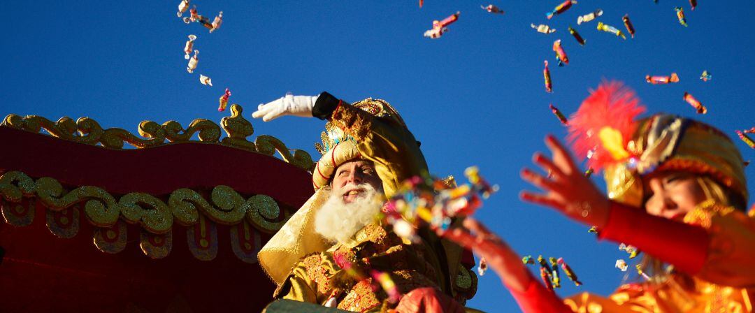 El Rey Melchor tirando caramelos