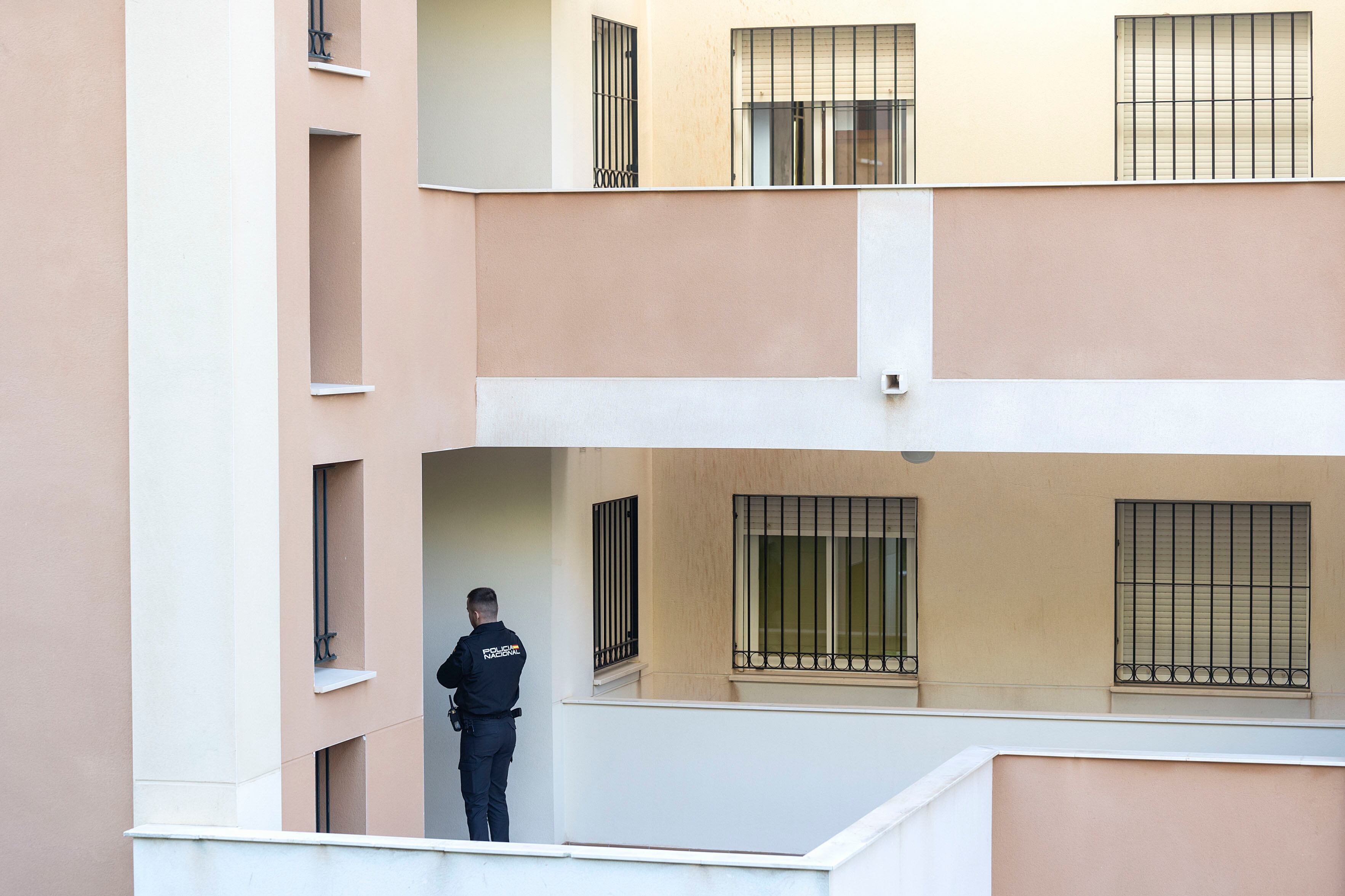 MÁLAGA, 03/12/2024.- Miembros de la Policía Nacional controlan el acceso a la vivienda donde esta madrugada ha sido asesinada una mujer en la localidad malagueña de Benalmádena y por la que ha sido detenido un hombre de 38 años. Un hombre de 38 años ha sido detenido por la Policía Nacional después de matar presuntamente esta madrugada a puñaladas a su hermana en la localidad malagueña de Benalmádena, han informado a EFE fuentes policiales. EFE/ Daniel Pérez
