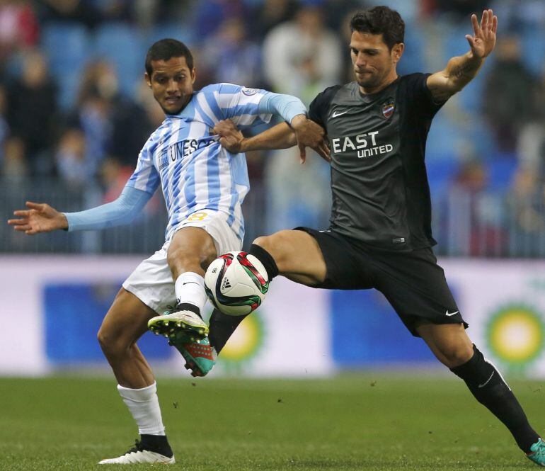 GRA190.MÁLAGA, 06/01/2015.-El centrocampista del Levante Jaime Gavilán Martínez (d) lucha el balón ante el defensa venezolano del Málaga Roberto José Rosales, durante el encuentro de la ida de octavos de final de la Copa del Rey que ambos equipos disputan esta noche en el estadio de La Rosaleda.EFE/Jorge Zapata