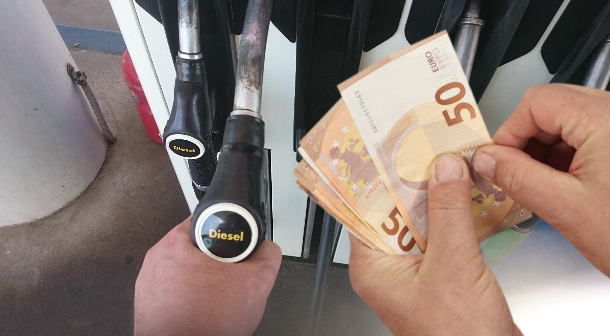 Los combustibles rozan los dos euros el litro en varias gasolineras de Valladolid