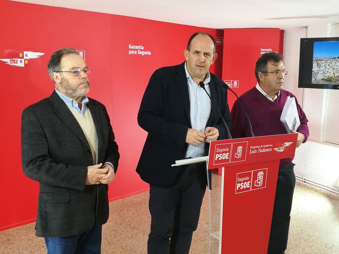 El senador Félix Montes, el procurador José Luis Aceves y el portavoz socialista en la comisión de cultura de las Cortes regionales José Ignacio Martín