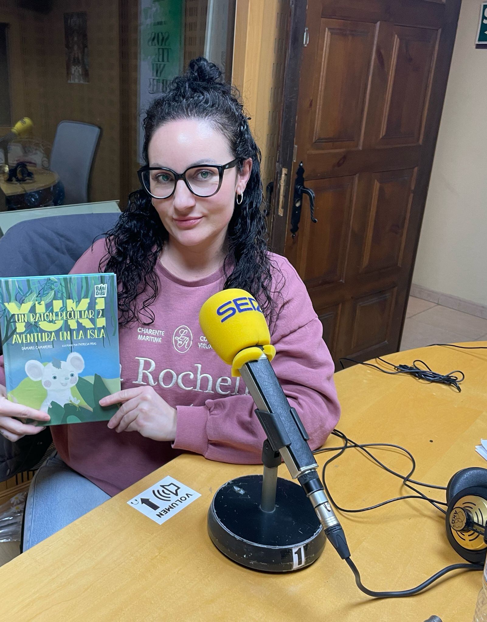 Dámaris Camarero con un ejemplar en los estudios de la Cadena SER