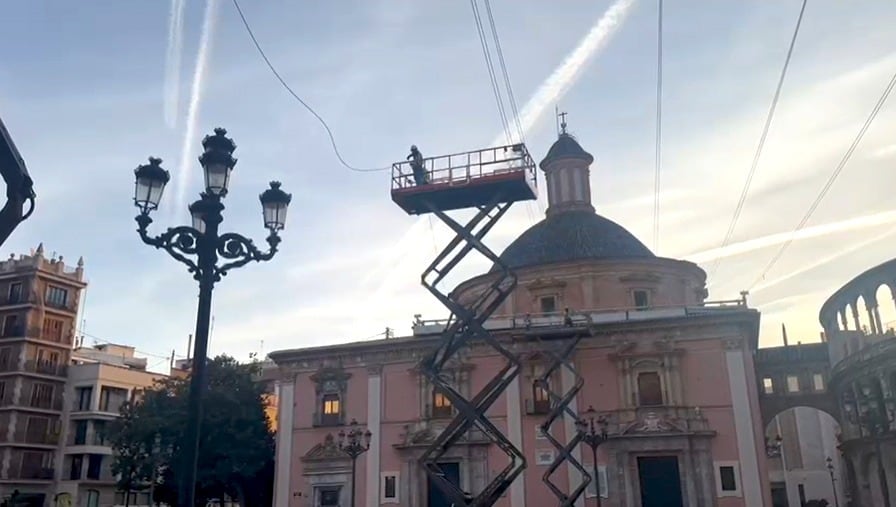 Operarios retirando el toldo de la discordia