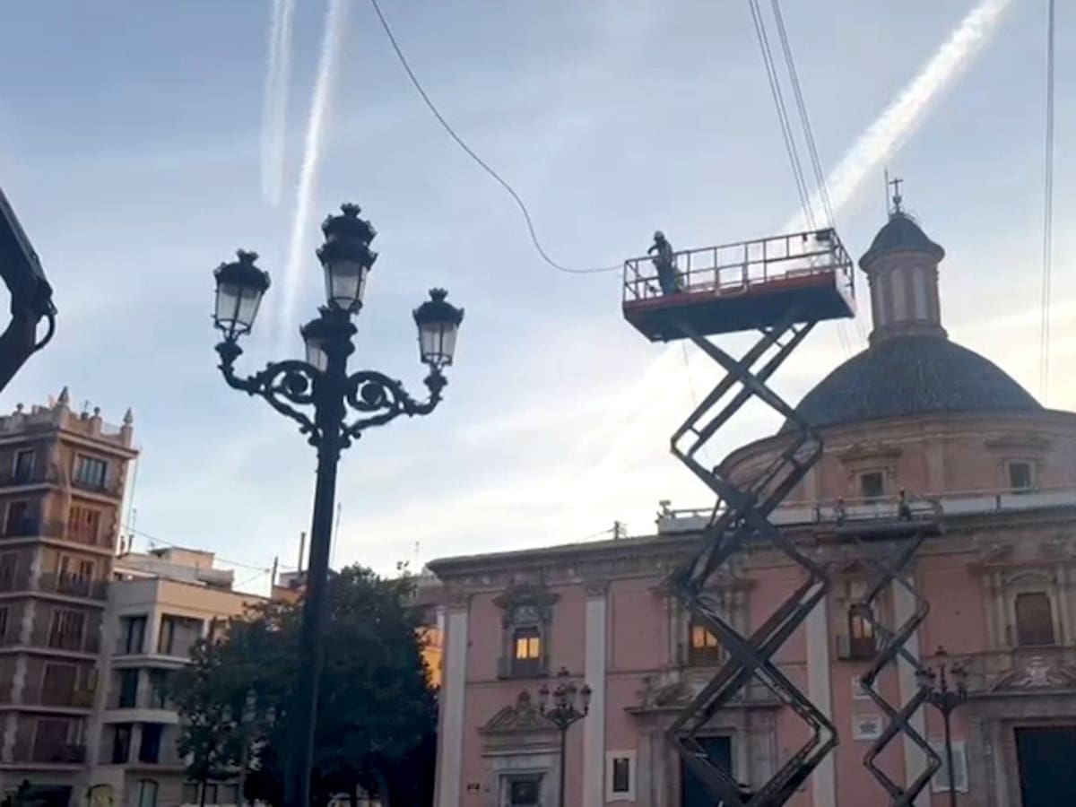 El Ayuntamiento de València retira el toldo de la Plaza de la Virgen sin estrenar que estaba dañando la Basílica