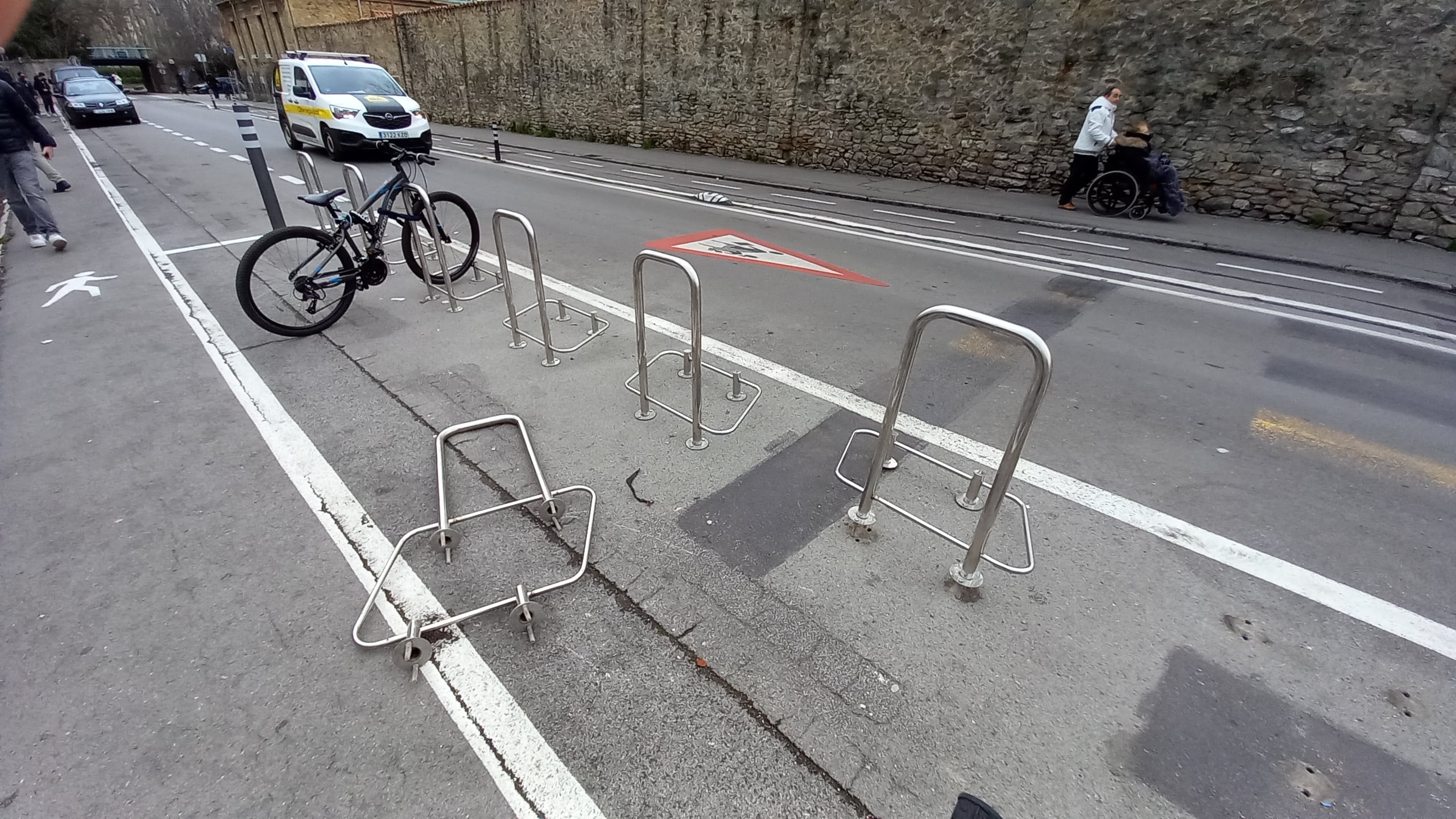 Un aparcabicis arrancado en una calle de Vitoria