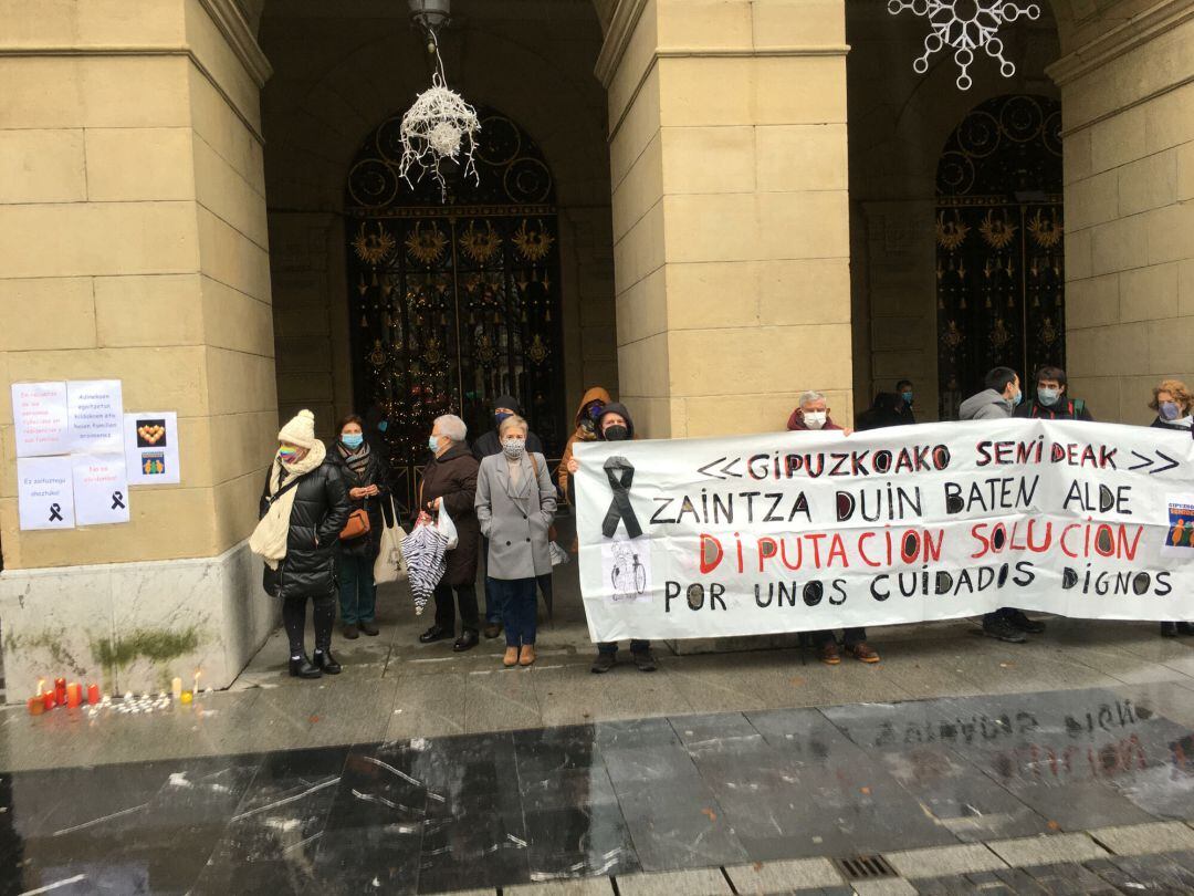 Concentración de Gipuzkoako Senideak frente a la Diputación Foral de Gipuzkoa.