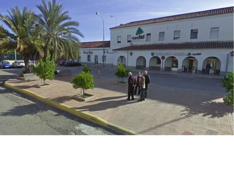 Acceso a la estación de trenes en la pedanía de Linares-Baeza