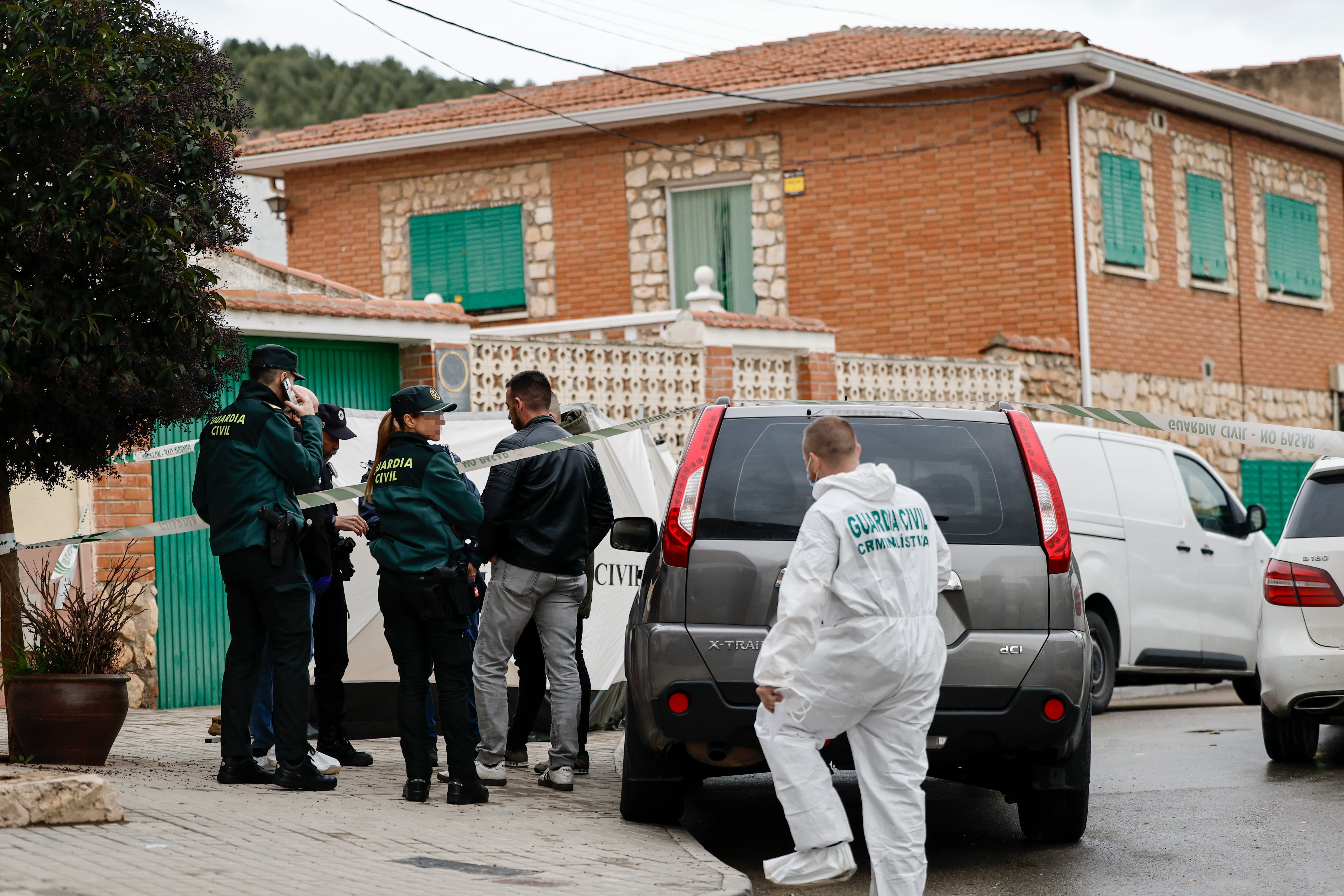 Miembros de la Guardia Civil trabajan en el lugar donde se han hallado los cuerpos de tres hermanos de avanzada edad con signos de violencia este jueves, en Morata de Tajuña (Comunidad de Madrid)