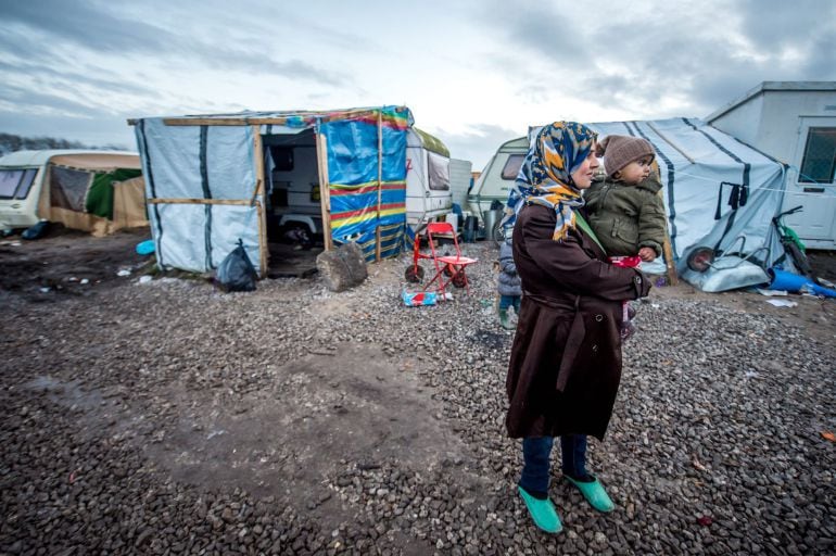 Refugiados en un campamento llamado "La Jungla", en el puerto Calais (Francia). Parte de los migrantes de este campamento son cristianos y celebran Navidad. Actualmente el campo alberga alrededor de 1500 migrantes que buscan cruzar hacia Reino Unido. Entre los migrantes de "La Junga", hay refugiados que buscan asilo de Afganistán, Darfur, Siria, Iraq y Eritrea.