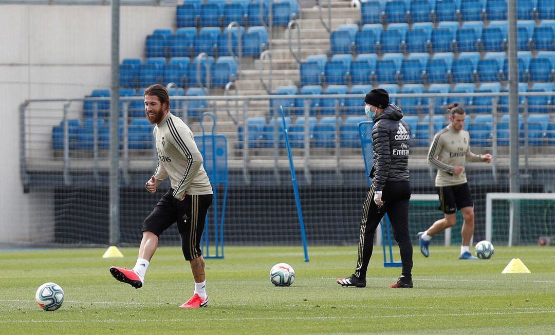 Los jugadores del Real Madrid, en el entrenamiento de este lunes.