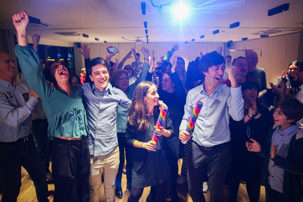 Membres de la llista d'Enclar celebrant la victòria a les passades eleccions comunals