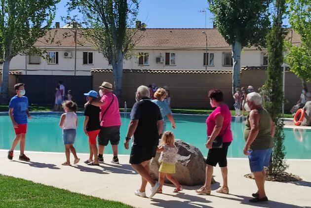 Vecinos y vecinas de Carrión de Calatrava visitando las instalaciones este viernes tras su inaguración