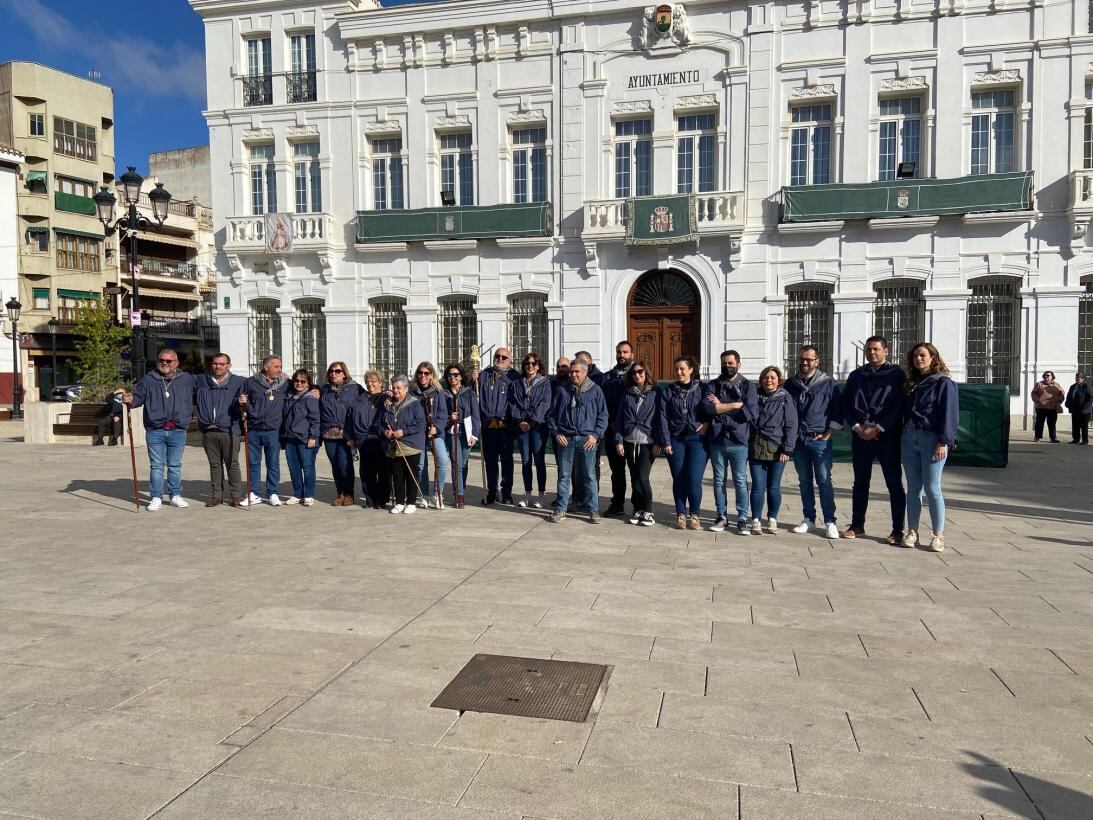 Foto de familia durante la visita de la portavoz del gobierno regional, Blanca Fernández, a la Romería de Tomelloso (Ciudad Real)