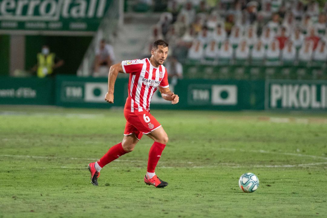 Granell sobre una gespa plena de clapes.