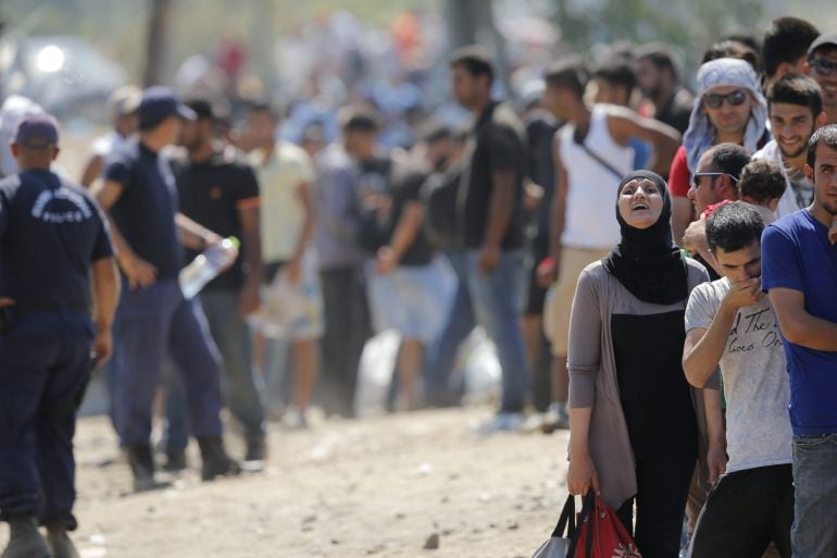 VXH02 GEVGELIJA (MACEDONIA) 03/09/2015.- Refugiados esperan para poder cruzar la frontera entre Macedonia y Grecia cerca de Gevgelija (Macedonia) hoy, 3 de septiembre de 2015. El primer ministro de Hungría, Viktor Orbán, defendió hoy su gestión de la crisis de los refugiados, con la legislación en la mano, y culpó a Alemania del problema, mientras que la UE le instó a contribuir a una solución europea. EFE/Valdrin Xhemaj