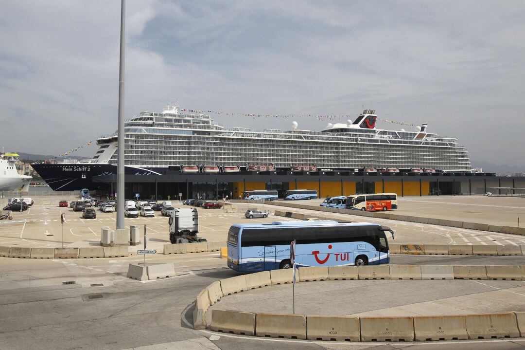 Archivo - Un crucero atracado en el puerto de Palma.