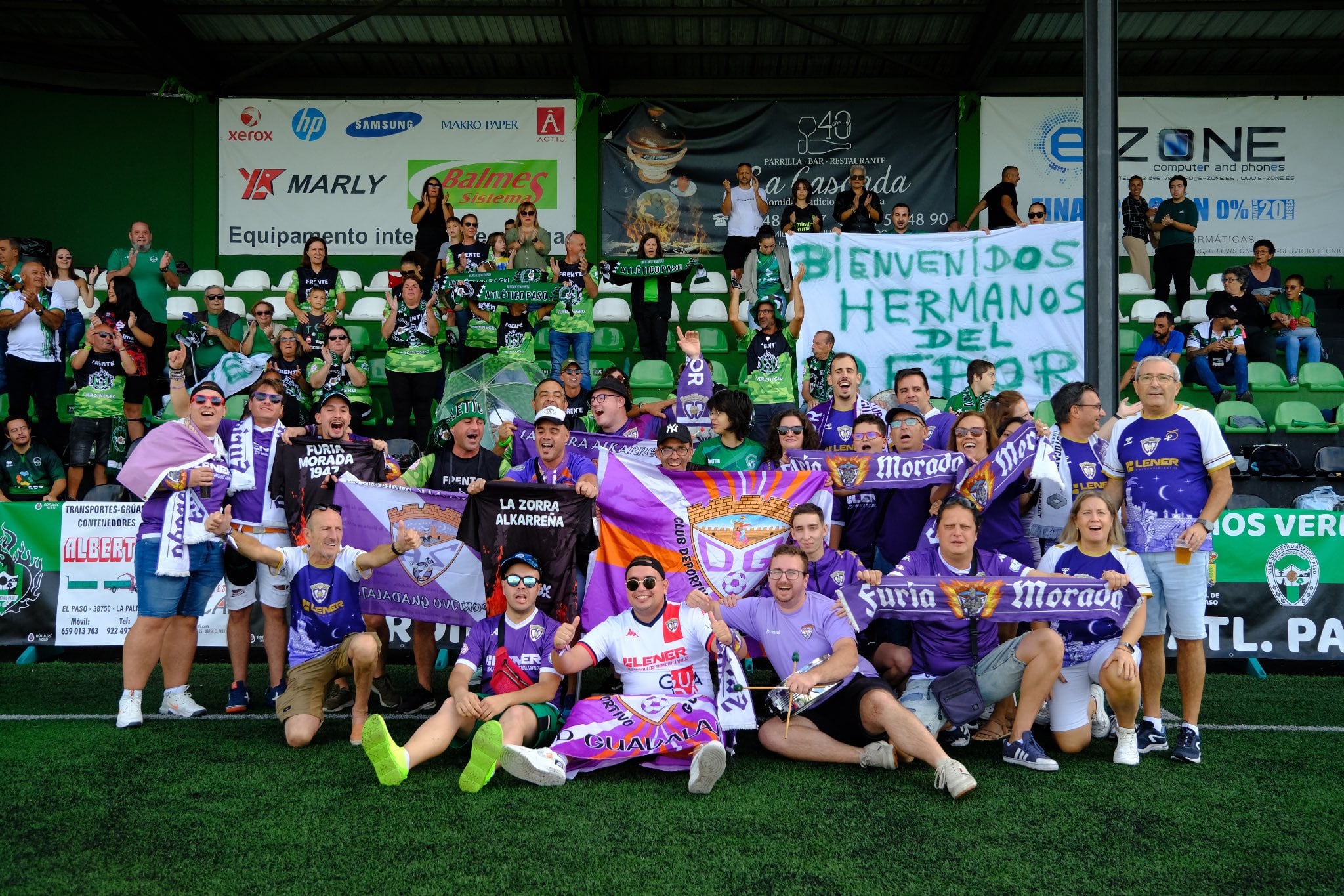 Los alcarreños desplazados a El Paso posan junto a los seguidores del conjunto canario. FOTO: CD Atlético el Paso