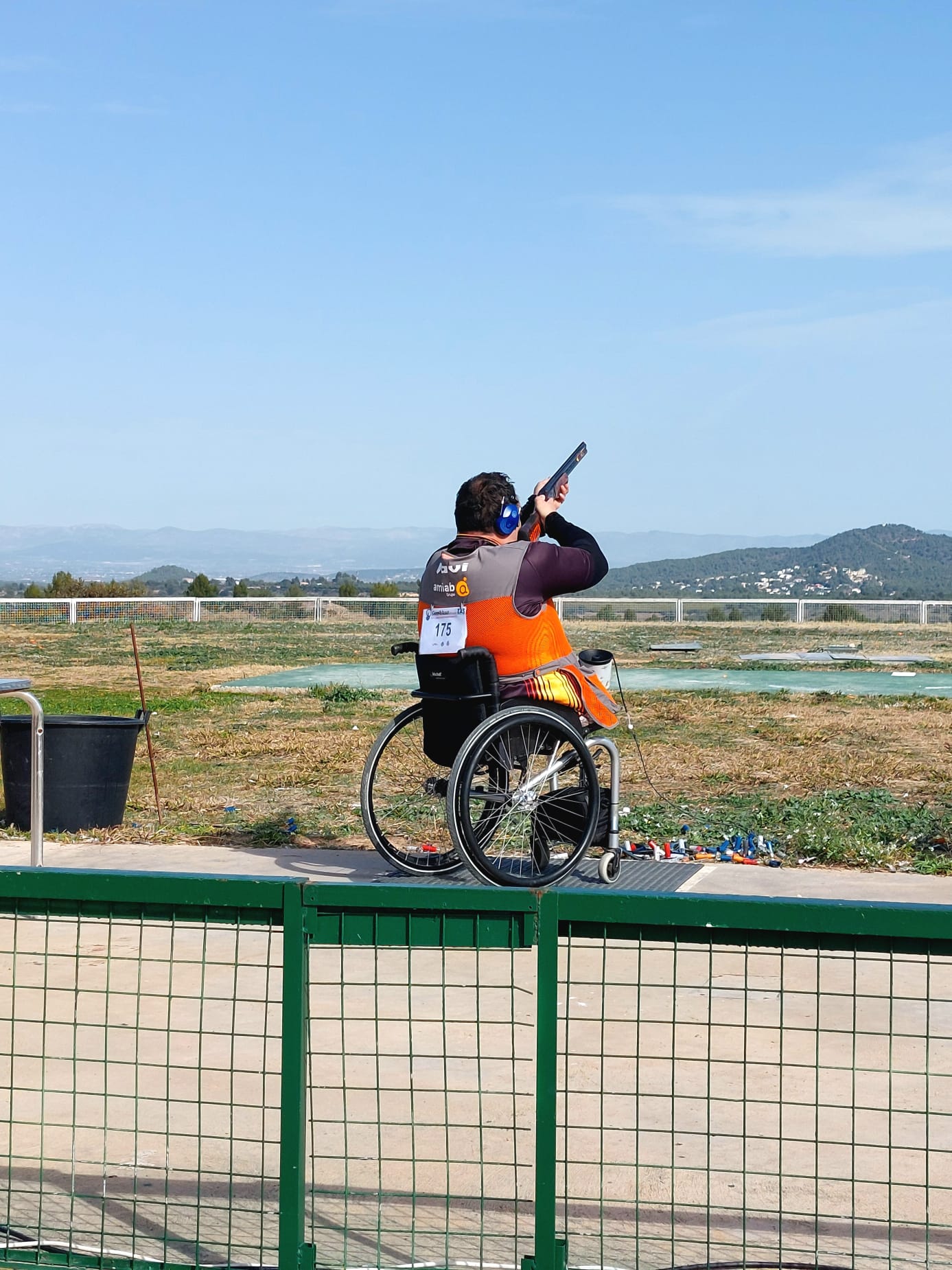 Javier Herreros, durante un ejercicio de tiro al plato