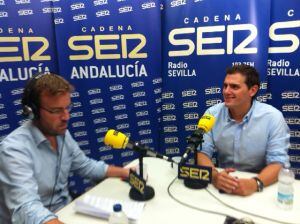 Fernando Pérez Monguió junto a Albert Rivera, en el estudio de Radio Sevilla