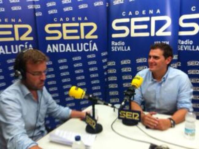 Fernando Pérez Monguió junto a Albert Rivera, en el estudio de Radio Sevilla