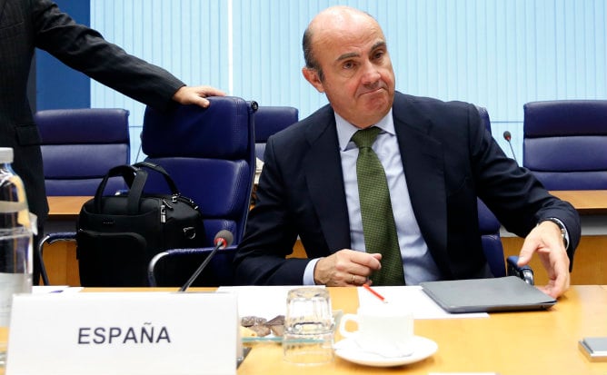 El ministro de Economía, Luis de Guindos, asiste a la reunión de ministros de Finanzas de la zona euro en Luxemburgo