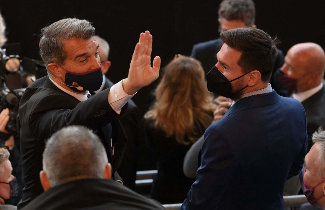 El presidente del Barcelona, Joan Laporta, junto a Leo Messi.