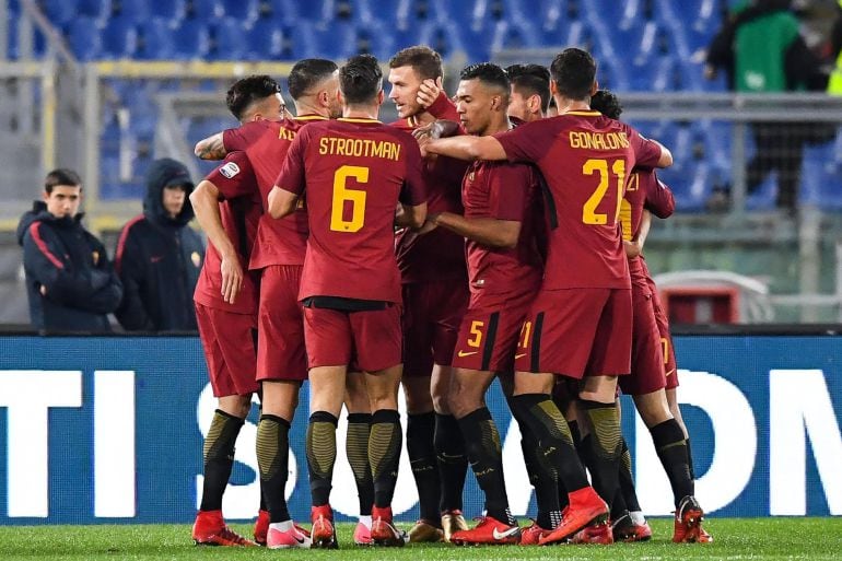 Los jugadores de la Roma celebran un gol