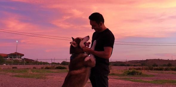 Víctor Coronado con su perro, Dante.