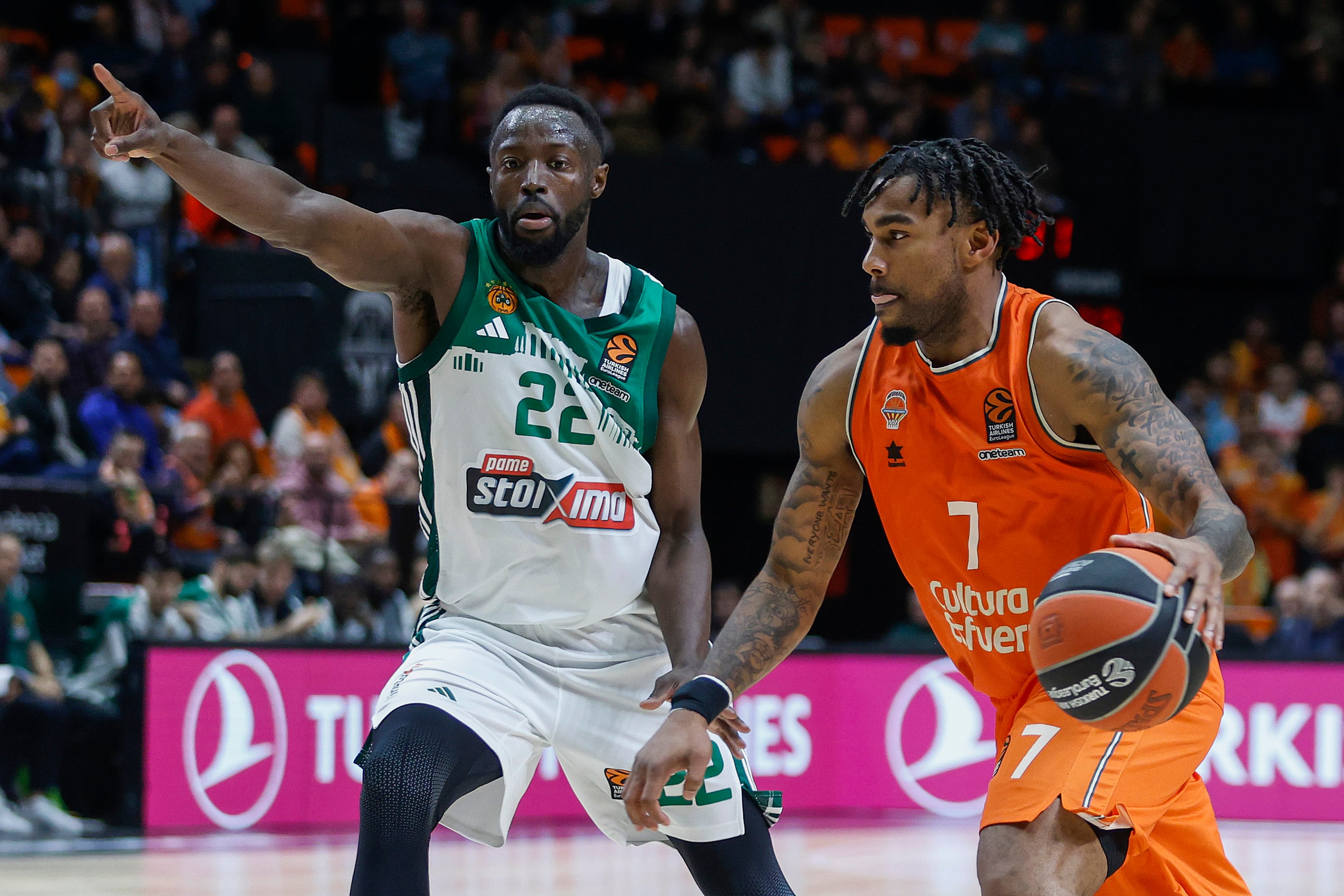 El base armenio del Valencia Basket Chris Jones (d) disputa una posesión ante Jeriant Grant, escolta estadounidense del Panathinaikos durante el partido correspondiente a la J19 de la Euroleague disputado hoy viernes en el pabellón de la Fuente San Luis de Valencia. EFE/ Miguel Ángel Polo