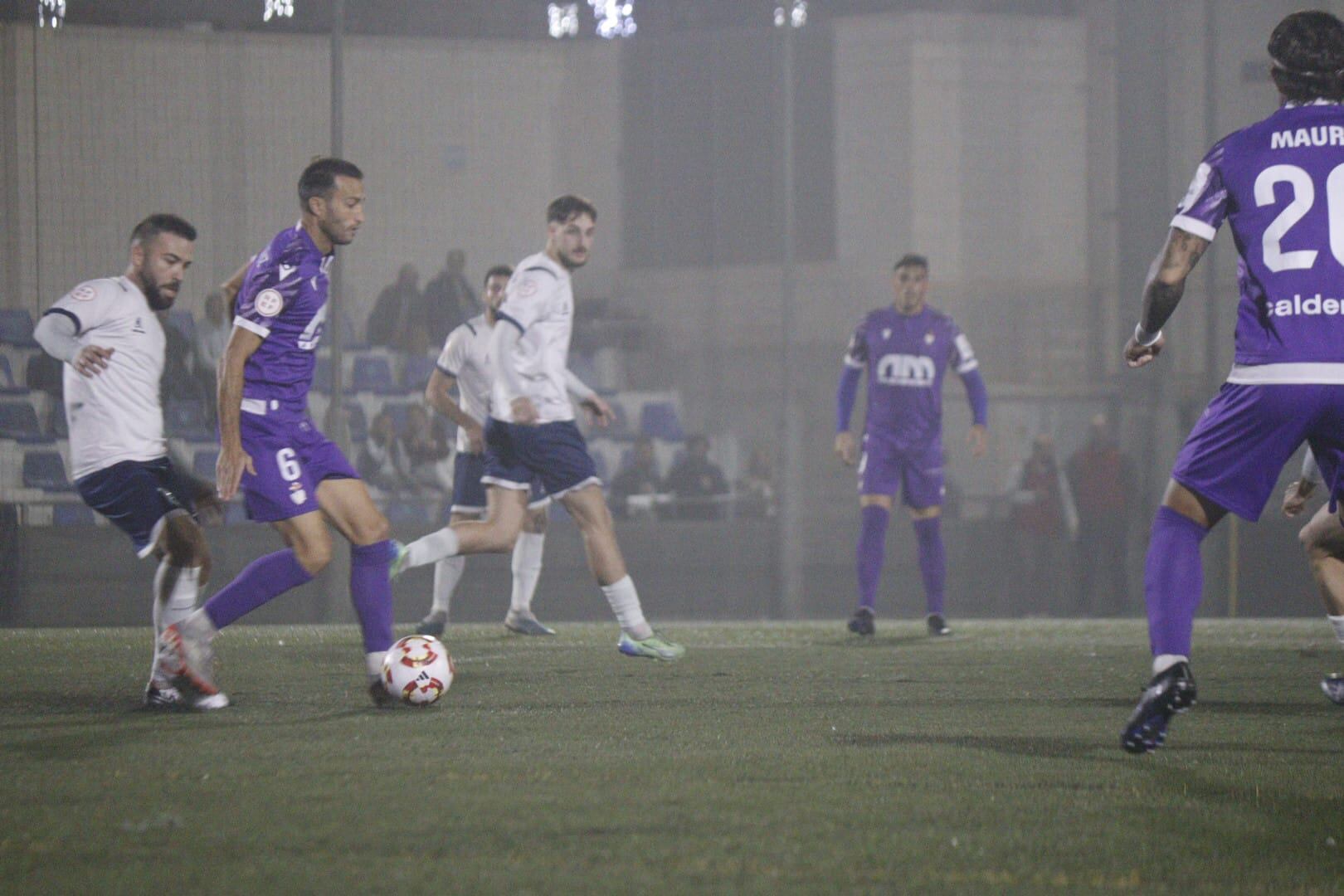 Álvaro Muñiz intenta progresar con el balón en el partido ante El Palo.