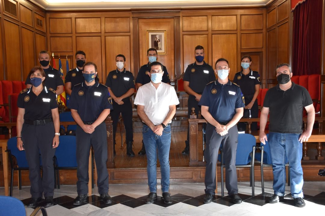 Los seis agentes y los dos oficiales de la Policía Local de Alcoy que han tomado posesión junto al alcalde, Antonio Francés; el edil de Seguridad, Raül Llopis y Mercedes Ponsoda, jefa accidental de la Policía Local.