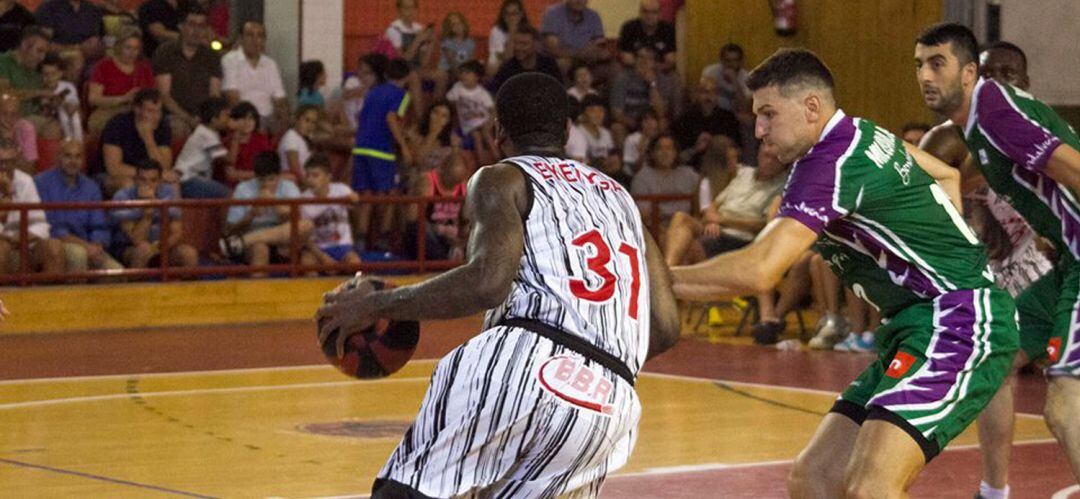 Eyenga (31) intenga una penetración durante el amistoso ante Unicaja disputado en Puertollano este verano.