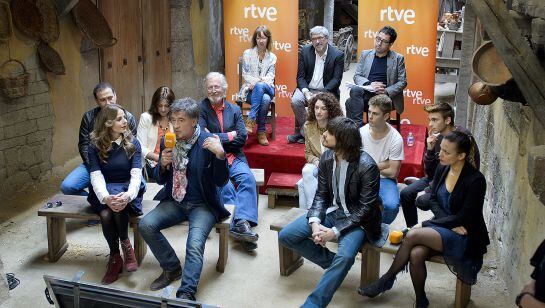 Rueda de prensa de la nueva temporada de &#039;Águila Roja&#039; con el reparto de la serie. Arriba, Pilar Nadal (i), Fernando López (c) y Daniel Écija (d)