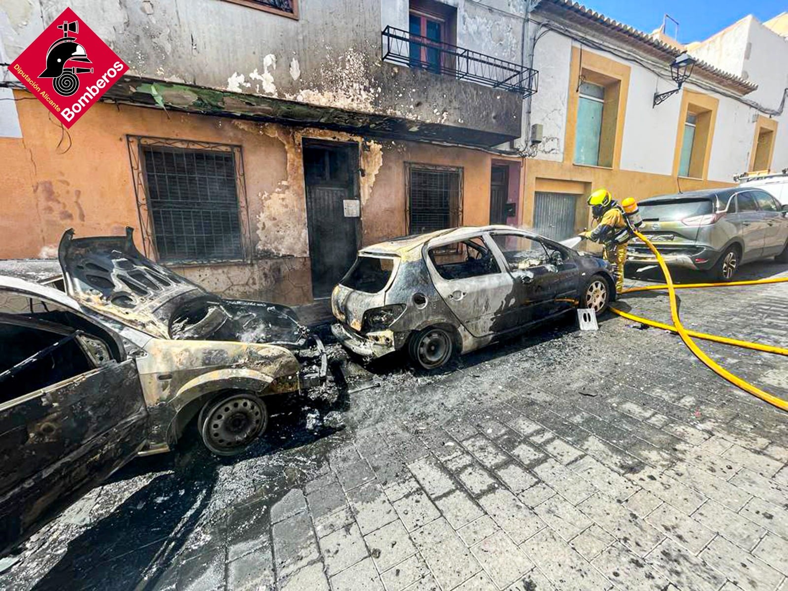 Imagen de los coches y viviendas afectadas