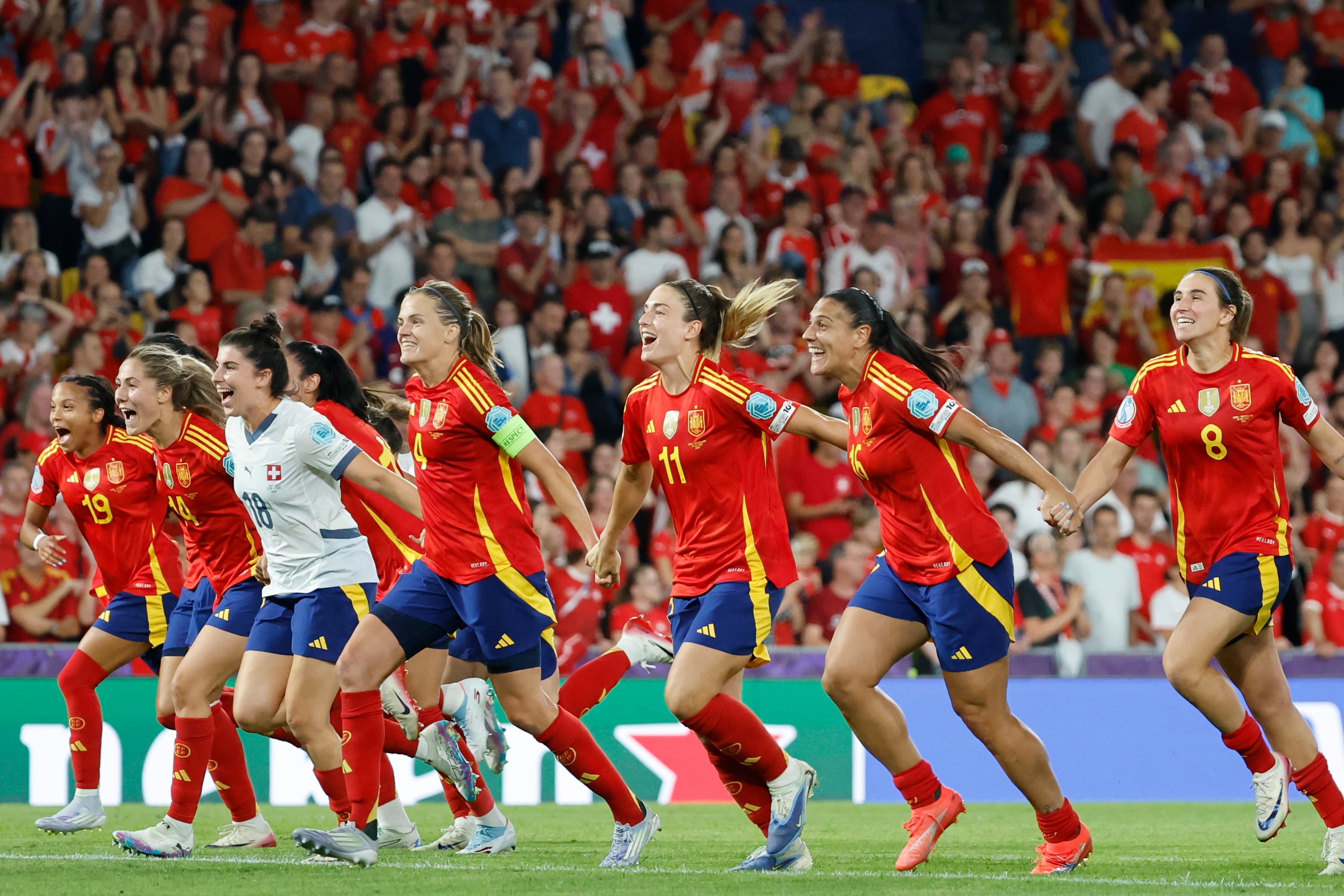 BERNA (SUIZA), 18/07/2025.- Las jugadoras de la selección española celebran su victoria tras el partido de cuartos de final de la Eurocopa 2025 que Suiza y España han disputado este viernes en el estadio de Wankdorf, en Berna. EFE/Ana Escobar