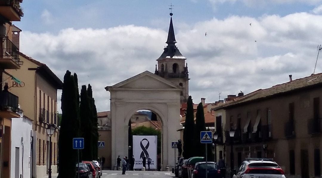 (ARCHIVO) Crespón negro en la Puerta de Madrid de Alcalá de Henares