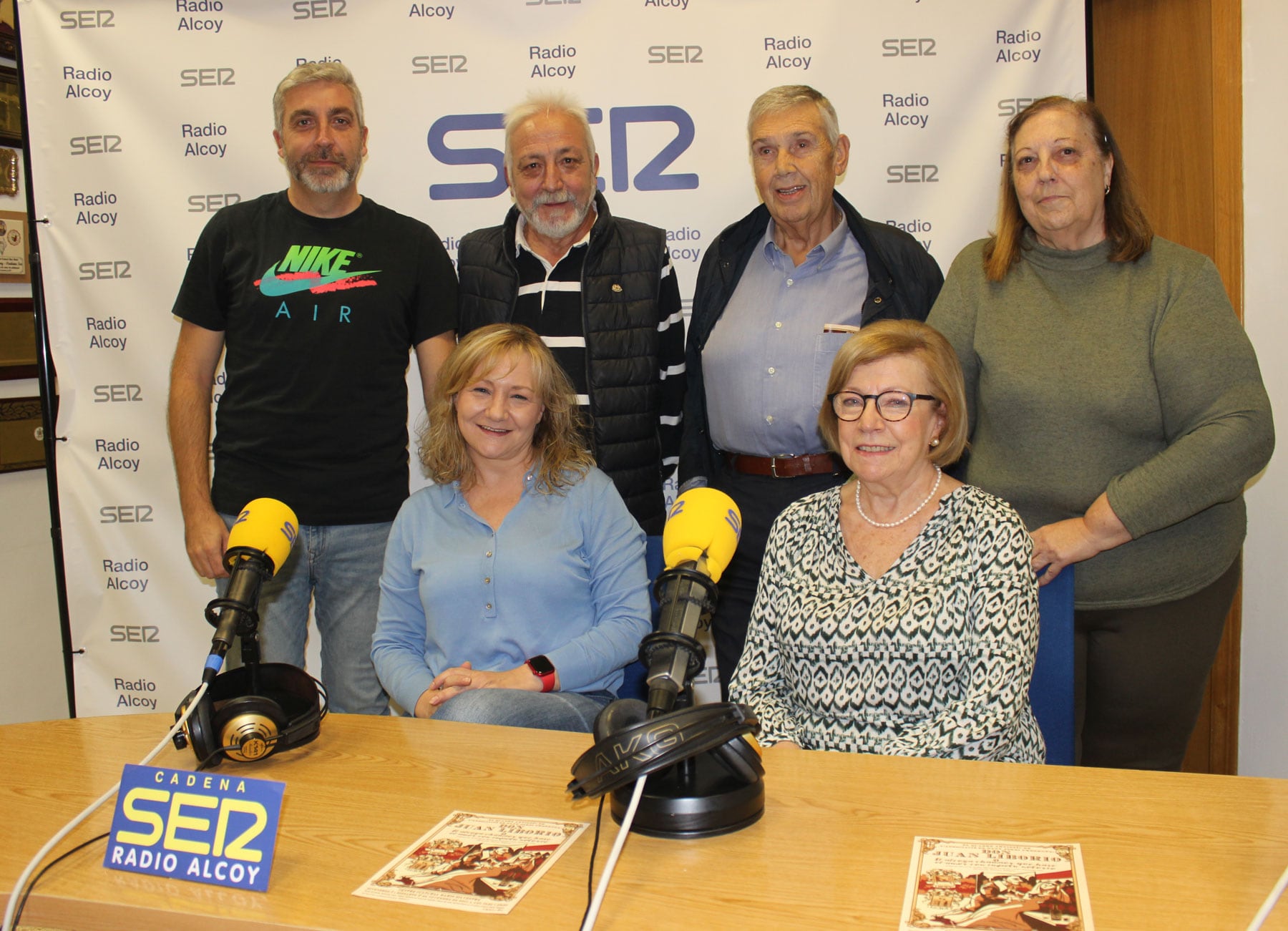 Óscar Martínez, Josele Agulló, Juan Antonio Nadal, Georgina Martínez i Alicia Cantó, en l&#039;estudi central de Radio Alcoy