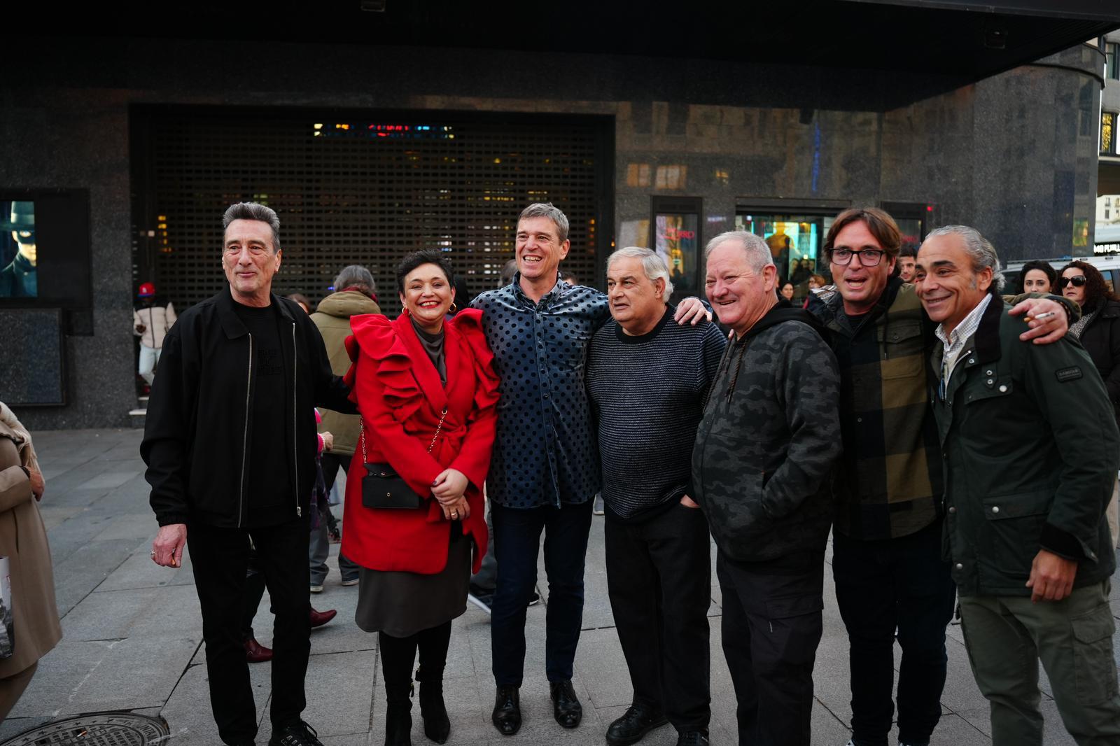 La alcaldesa de Torremolinos, Margarida del Cid, junto a los integrantes de Danza Invisible en Callao este martes