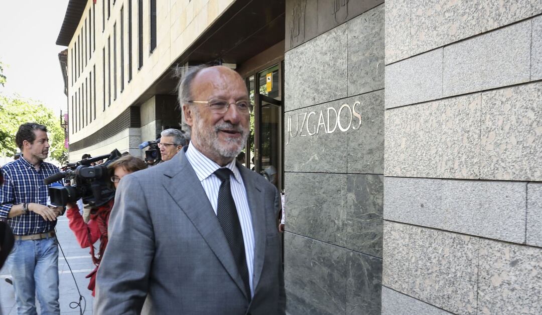 Francisco Javier León de la Riva sale de los juzgados después de declarar en los juzgados por el caso de la 'Comfort letter'