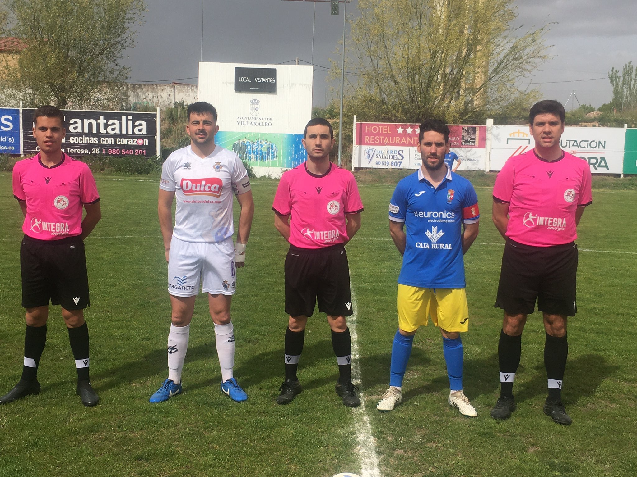 Los capitanes con el trío arbitral