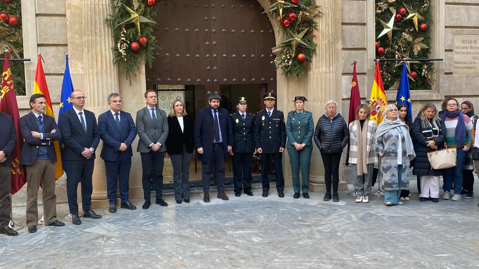 Minuto de silencio en el Palacio de San Esteban para condenar el caso de violencia machista de Cartagena