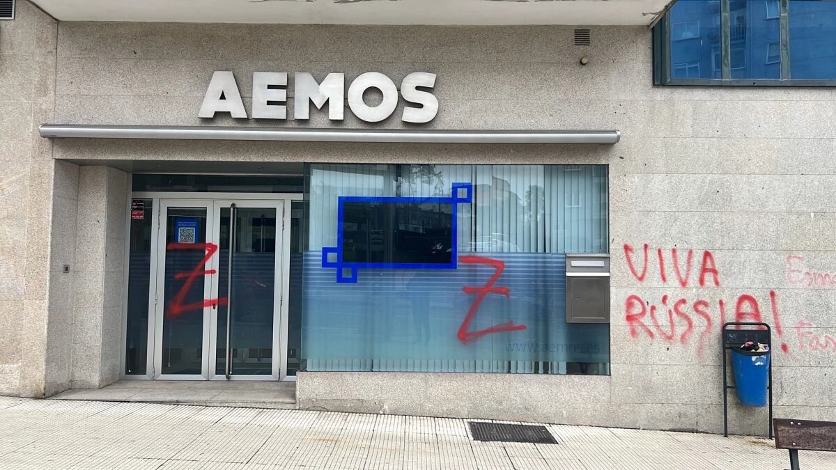 Vandalismo en la fachada de AEMOS - Europa Press