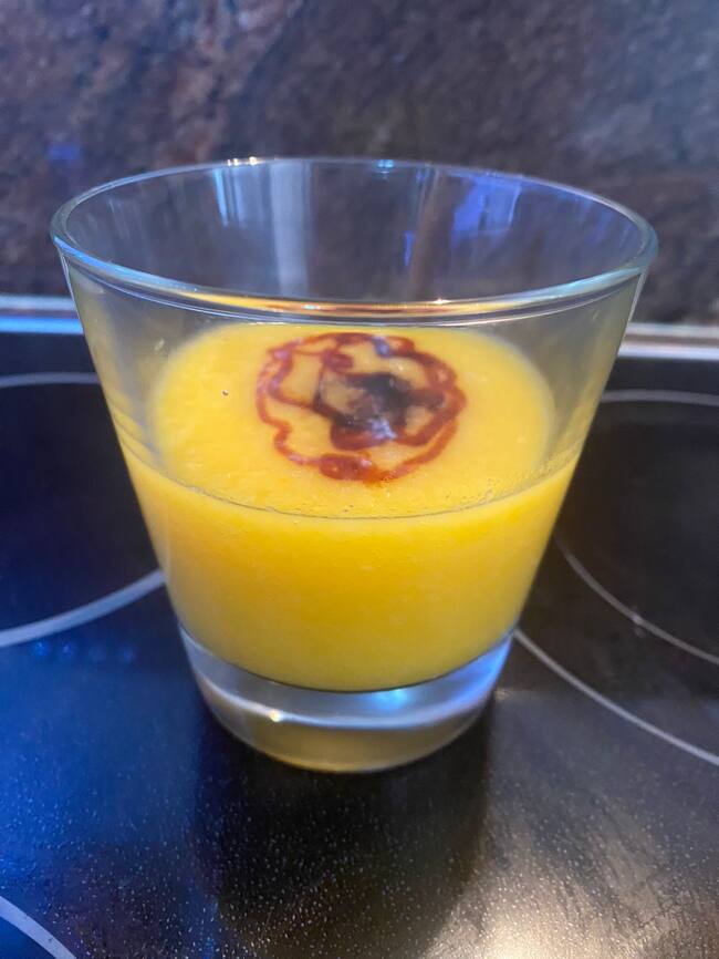 Batido de manzana, naranja y pina.